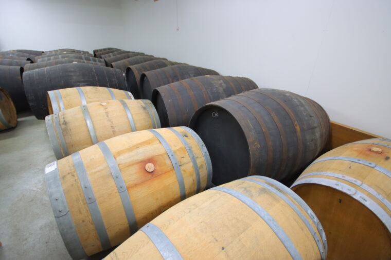 スペインから輸入したシェリー樽やワイン樽を使用