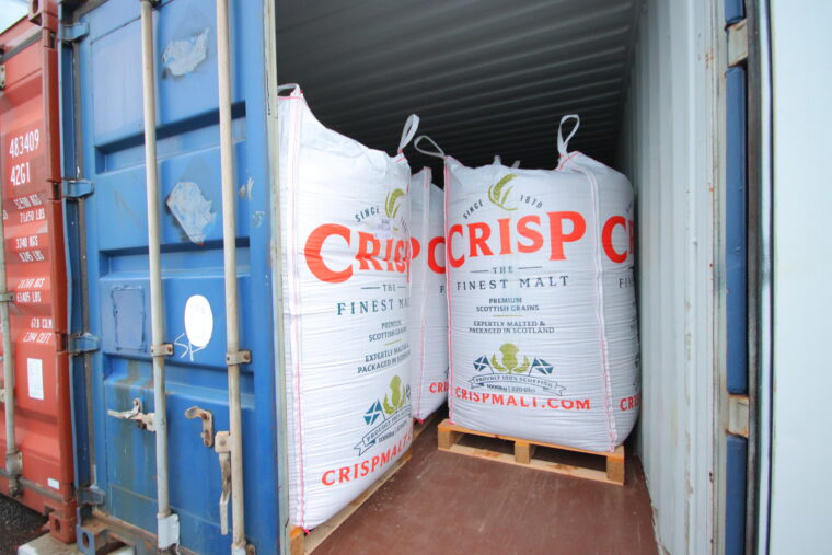 原料の麦は海外からコンテナで輸入する
