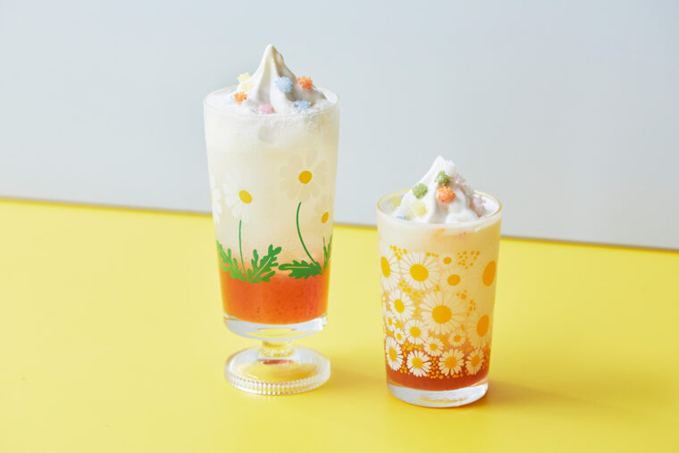 喫茶UKIHOSHIの『浮き星クリームソーダ』（700円、右は小さめサイズで500円）