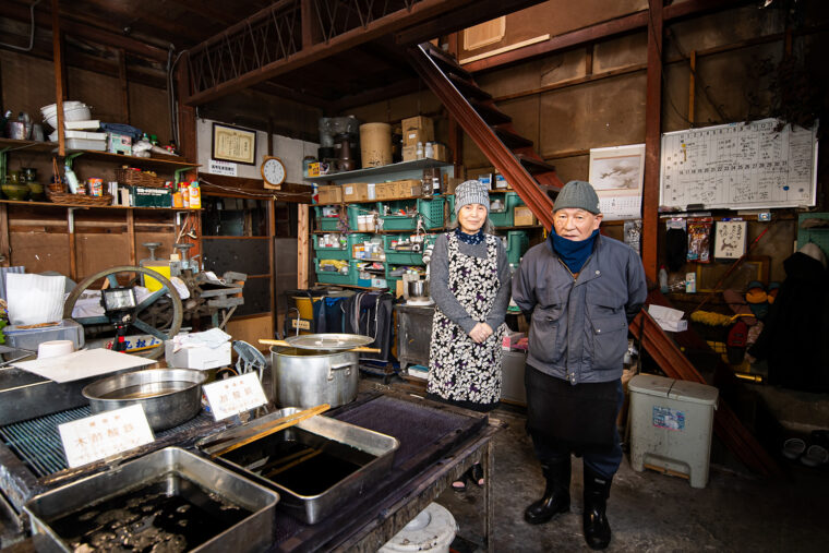 右から茂雄さんと奥さまの玲子さん。作業中寒いから…とホッカイロをいっぱいくれました