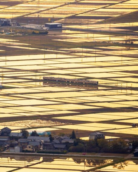＜撮影者コメント＞コメどころ新潟、春の風物詩 水鏡です。角田山山頂から撮影しました。