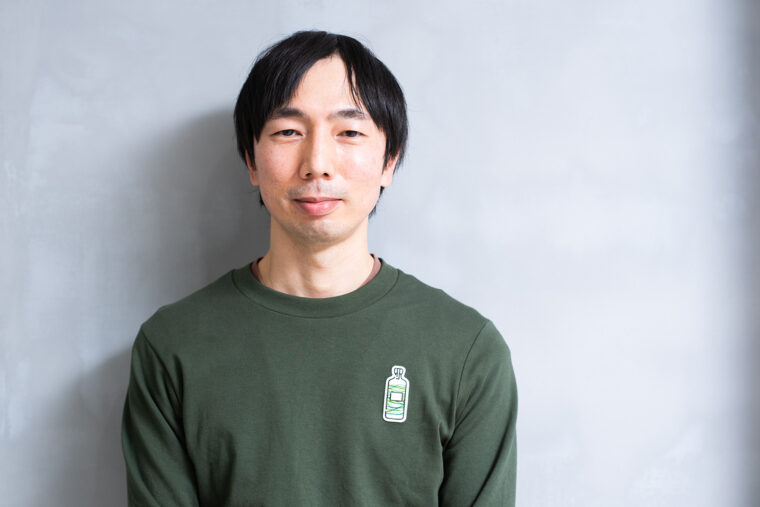 製造部長・梅田智博さん。入社以来製造を担当。2020年からはおもにスピリッツ、ジンの担当に