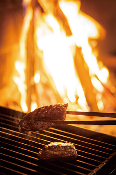 熾火の温度は約1,500度。絶妙な火加減で食材に火を入れていく