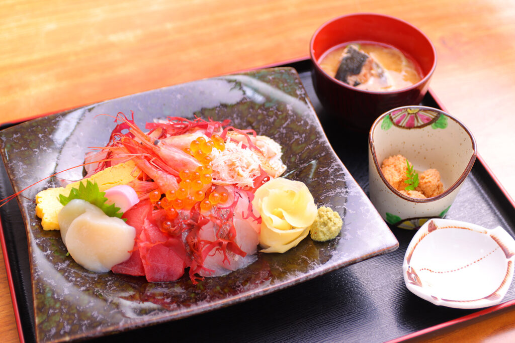 シーサイド磯貝 新鮮でうまい 狙うは旬ネタがモリモリのった海鮮丼 糸魚川市