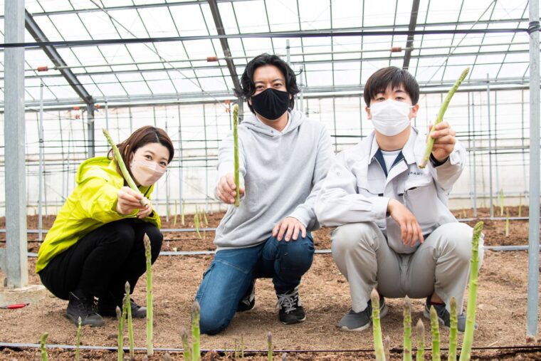 生産者の竹内さん（写真中央）と、JAかみはやし 営農部 営農指導員の亀岡さん