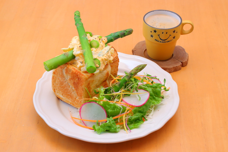 提供店：じじちゃりカフェ　『アスパラ入り卵サラダジャンボトースト』1,200円