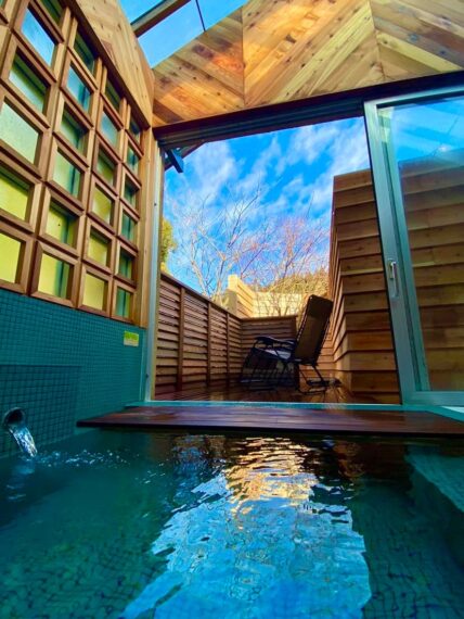 『森のサウナ』の水風呂は角田山の天然水を100％掛け流しで使用。すぐ隣には森林浴デッキが併設され、自然を感じながら外気浴を楽しめる
