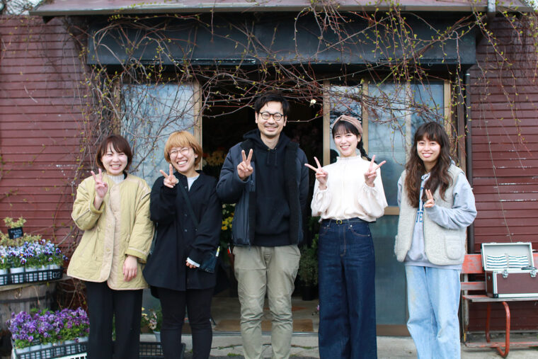 代表の平野さん（写真中央）、フレンドリーなスタッフさんたちと一緒に記念撮影