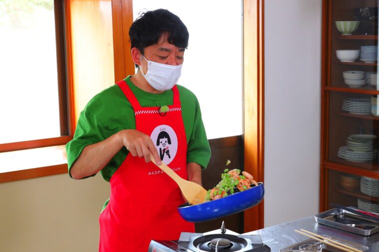 村山先生のリモート指示で飛田アナがひとりで調理。フライパンの扱いもお見事！