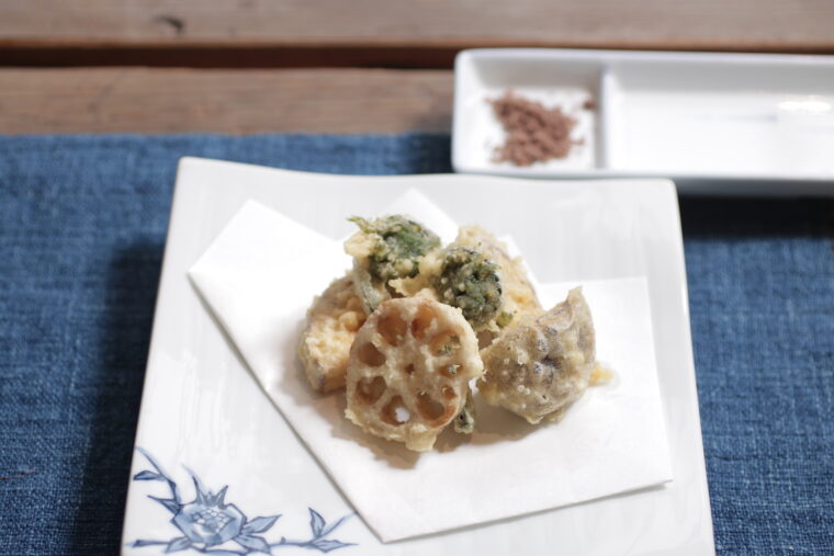 揚げたての天ぷらは佐渡の藻塩で味わおう！　山菜は齋藤さんご夫婦が山で摘んできたのもだそうです