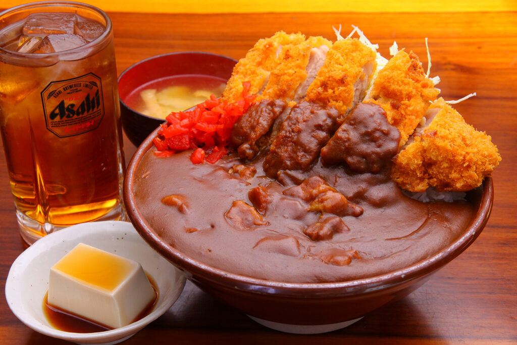 ドライブイン小柳】インパクト大！すり鉢に並々盛られた名物カツカレー