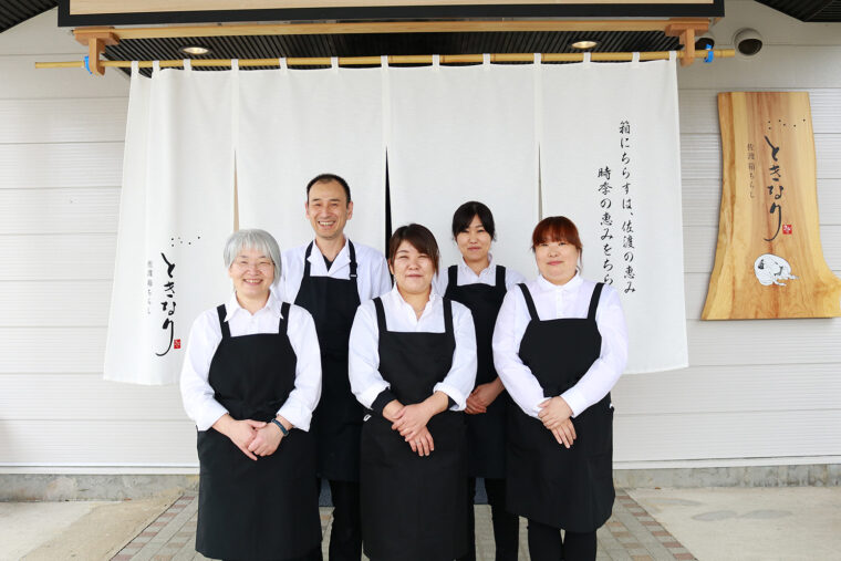 店長の松本さん（写真左下）とスタッフの皆さん