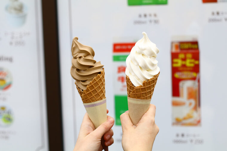 左から『良寛コーヒーソフトクリーム』（1個450円）と『良寛牛乳ソフトクリーム』（1個400円）