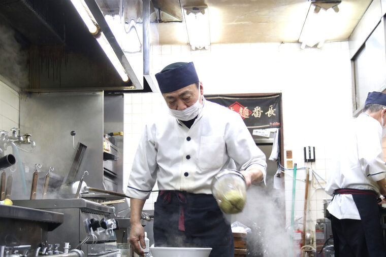 料理する原聡さん。餃子も担当しています