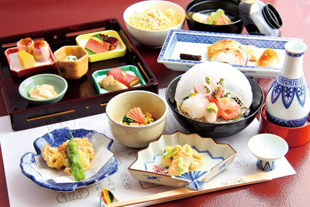 国産 一枚板 無垢 料理用飾り板　料亭御用達 日本料理 行形亭（いきなりや）】「一歩進むな、半歩遅れるな」を体現