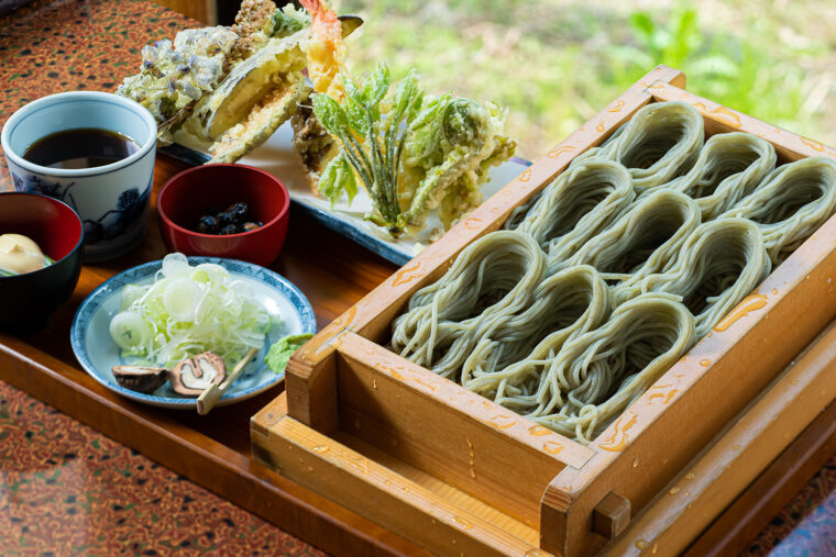 季節の山菜の天ぷらがセットになった『天へぎ』（1,600円）　