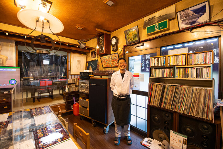 店主の高澤さん。入ってすぐのところにはレコードと大きなスピーカーがあります