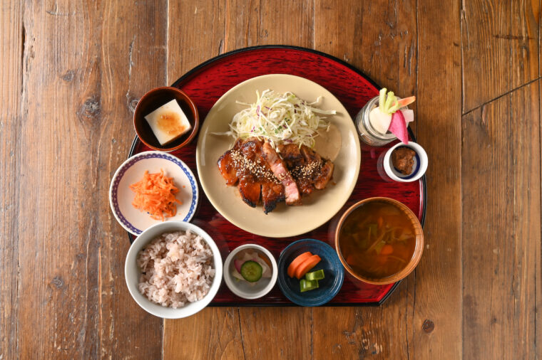 県産食材を使った和御膳やパスタなど、郷土料理や昔ながらの味わいを現代風にアレンジ。  各年代をイメージしたメニューを展開しています