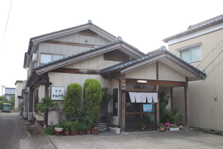 安田瓦で有名な、阿賀野市保田エリアにお店はあります