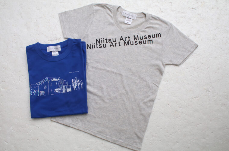 右から『Niitsu art museum』（3,850円）と『スケッチ2022』（3,300円）