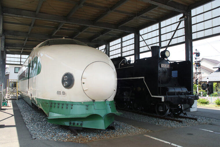 200系新幹線と蒸気機関車19号機