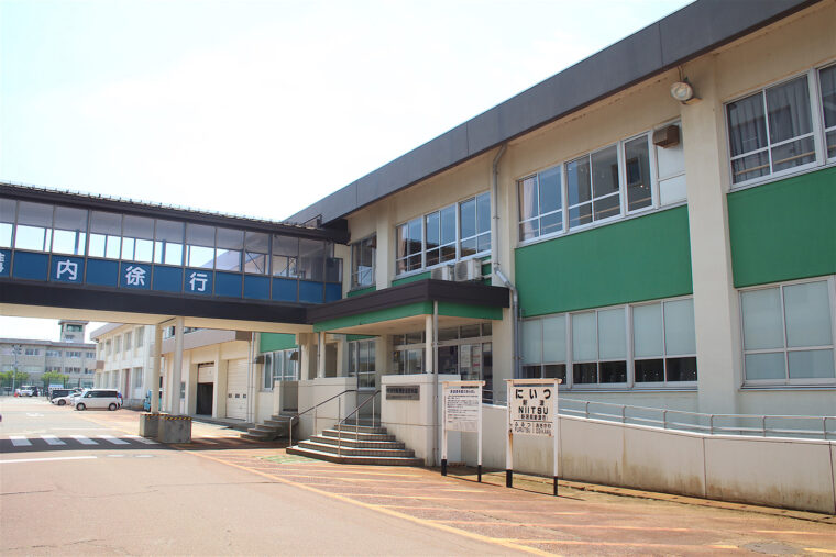 新潟鉄道学園の跡地に資料館がありますので、どこか学校のような雰囲気がありますね
