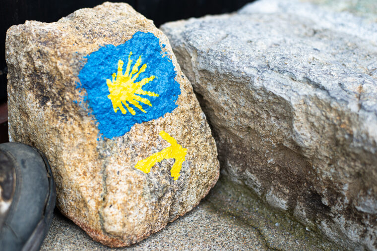 ホタテ貝のマークと矢印がスペイン巡礼の目印