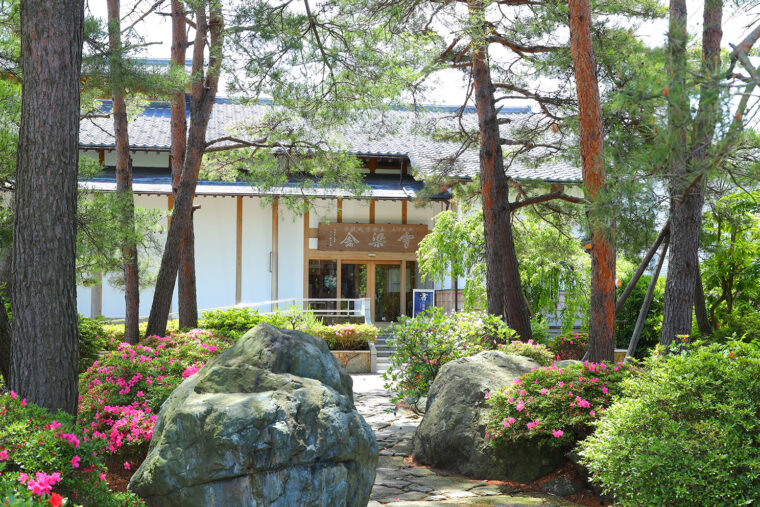 日本庭園に囲まれた美術館は、住宅街に隣接しながらも別世界の雰囲気