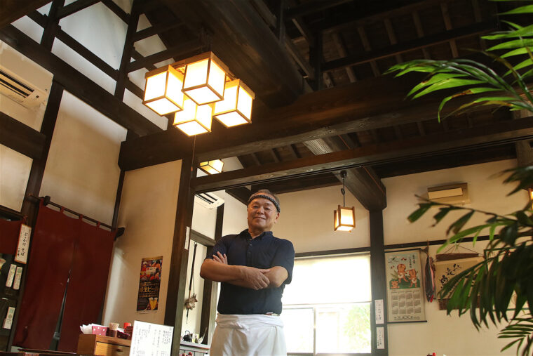 店主の伊藤さん。杉の木を基調として、古民家風に建てたというお店の雰囲気がお気に入り