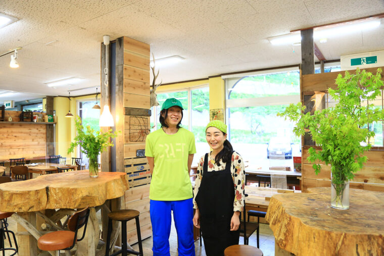 お店を営む庭野順一さんと廣田伸子さん