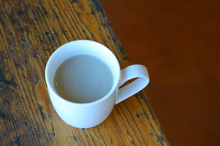ミルクを加えるとカフェオレ色でなく、黒ゴマラテのような灰色に！