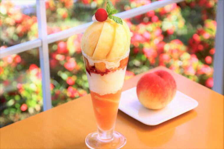 期間限定パフェ 滴る桃の果汁 完熟桃のパフェ で甘くておいしい夏バテ対策