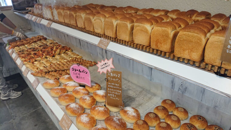 気づいたら、開店前にはパンが並びきっている！