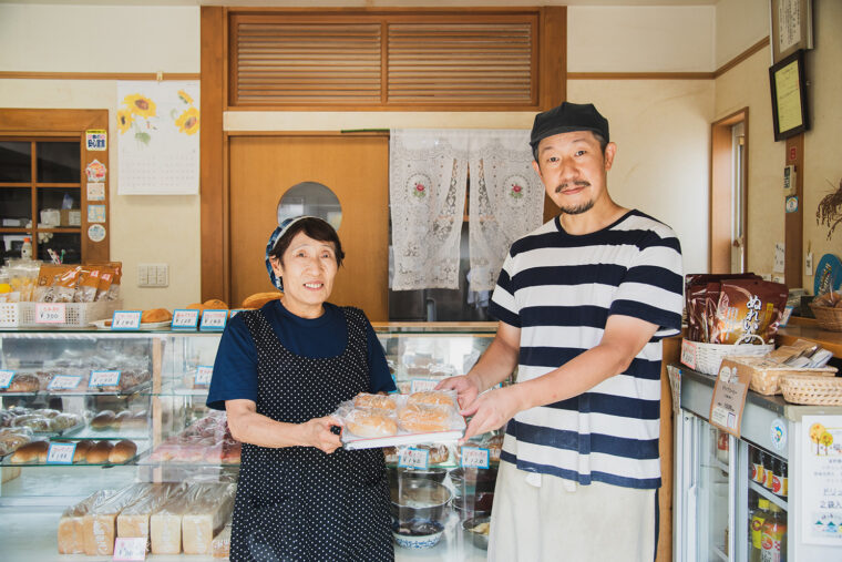４代目の佐藤裕介さん （写真右）、裕介さんのお母様・道子さん（写真左）