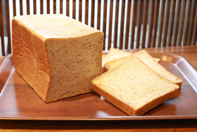 『ライ麦食パン』（1斤320円）