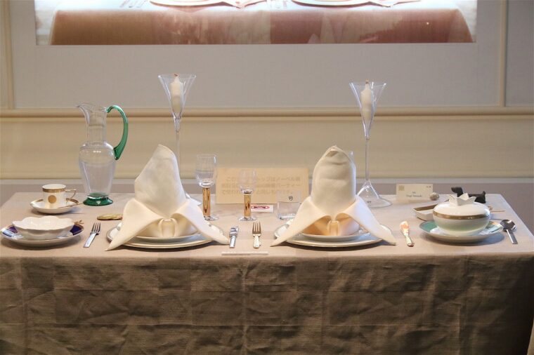 ギャラリーには、実際の晩餐会のテーブルスタイルのようにカトラリーが展示されています