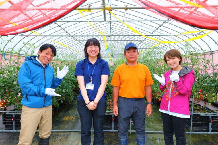 生産者の斎藤さん（写真右から二番目）と、JAにいがた岩船 営農経済部 営農指導課の森田さん