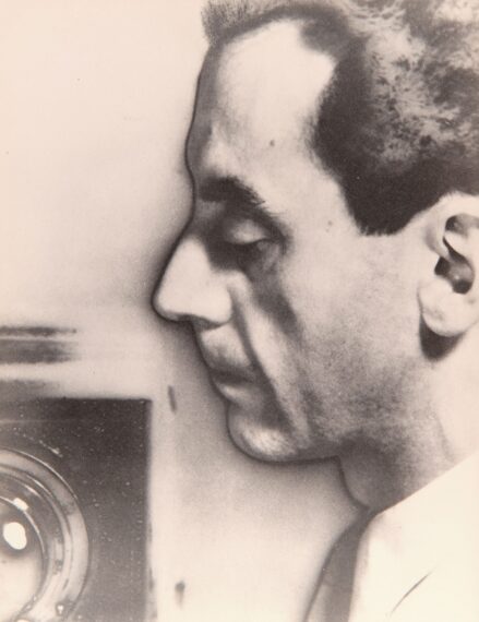 《カメラをもつセルフポートレート（ソラリゼーション）》 1932～35年頃 ゼラチン・シルバー・プリント（ヴィンテージ） 個人蔵 Ⓒ Marc Domage, Courtesy Association Internationale Man Ray, Paris
