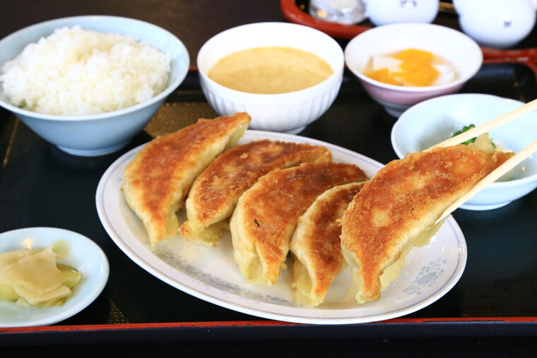 『ジャンボ餃子定食』（650円。写真は餃子2個追加で870円）