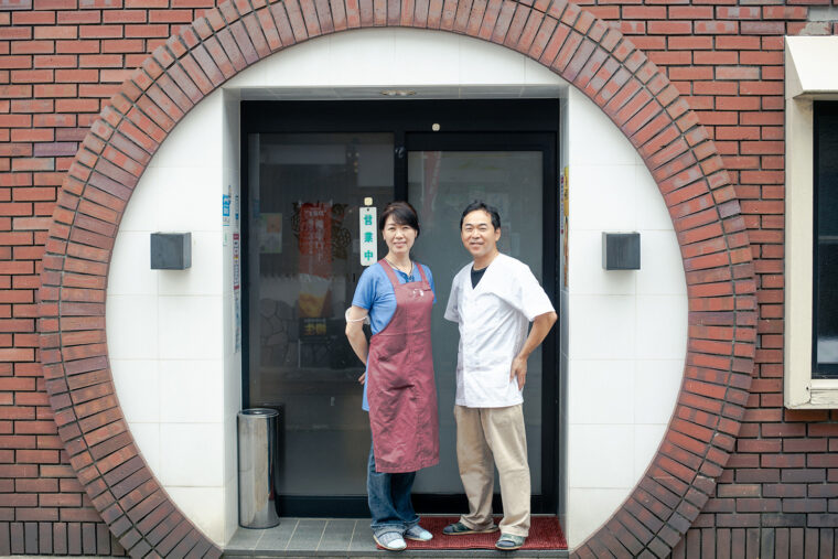 3代目の菅沼伸樹さんと奥様の葉子さんが二人三脚でお店を営んでいます