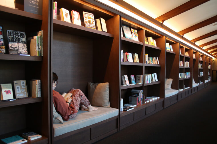 本棚の中に収まるように読書を楽しめる席も