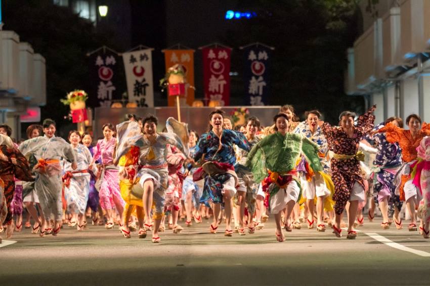 にいがた総おどり】万代と古町で踊り子が熱く舞う姿を再び！｜新潟市中央区