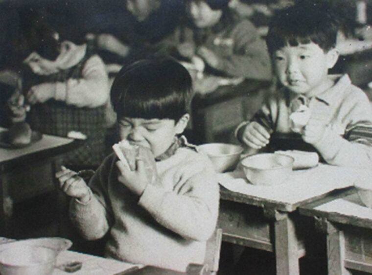 昭和40年代の給食の風景