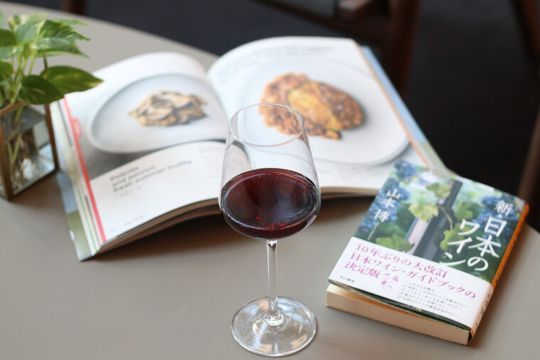 グラスワインは700円～。読書のおともにいかが？