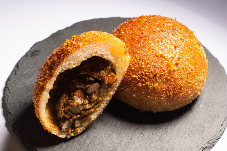 『3種の豆のカレーパン』（1個180円）