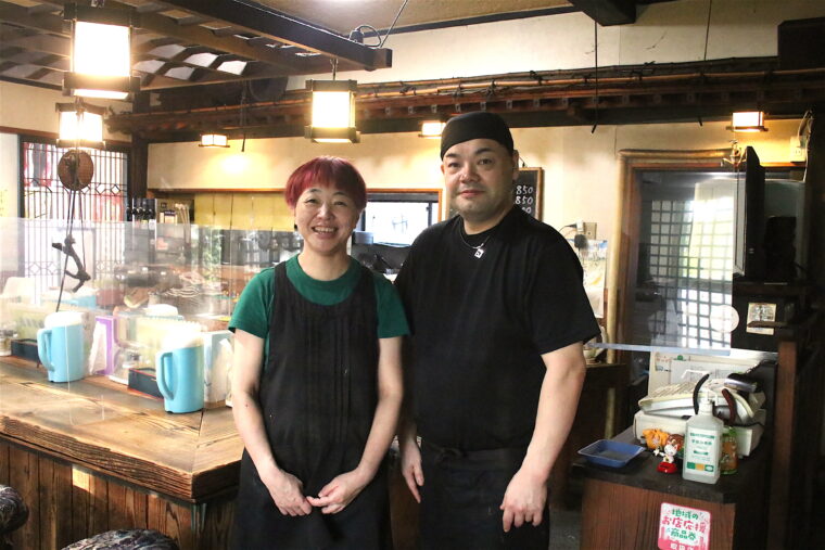 マスターの櫻井敬三さんと奥さんの美和さん。料理は敬三さんがひとりで作っています