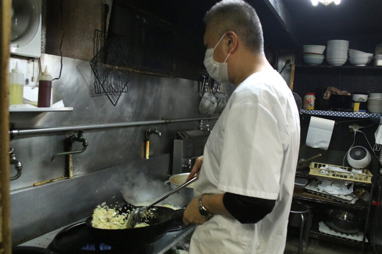 大きな中華鍋であっという間にチャーハンを作る佐藤さん