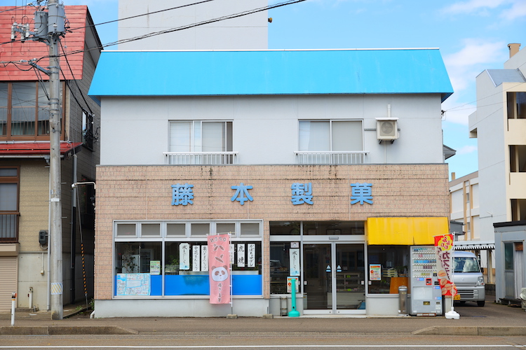 高田農業高校の隣にある和洋菓子店。駐車場はお店に向かいにあります