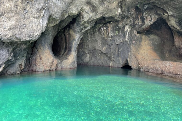 この夏、佐渡へ取材に行ったとき、モーターボートに乗って見た「竜王洞」。吸い込まれそうな神秘的な美しさ！