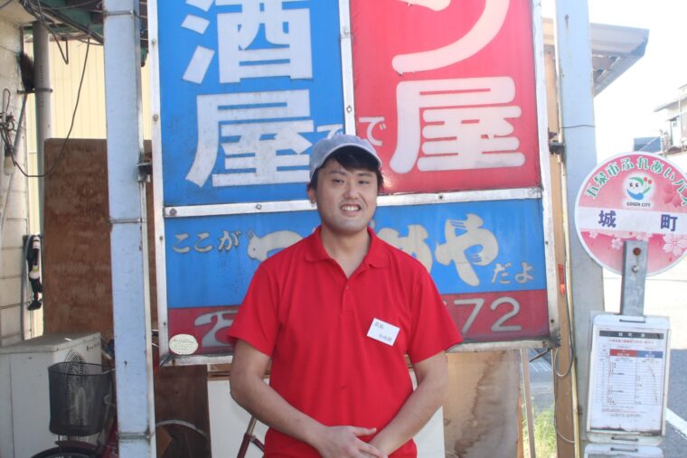 父から店を引き継ぎ、8年前から店長を務めている小山田伸さん